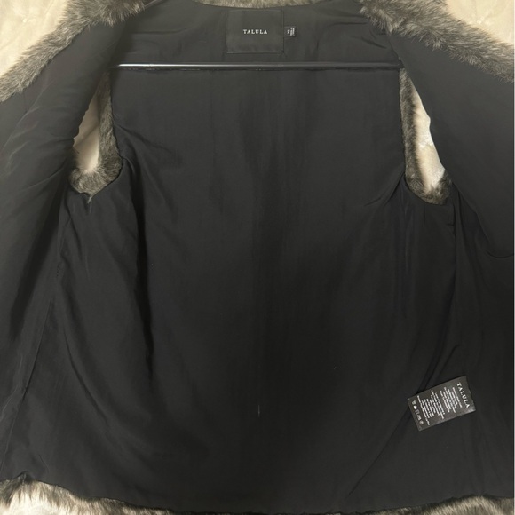 TALULA Aritzia Woman’s faux fur vest in size x-small perfect condition - Picture 3 of 5